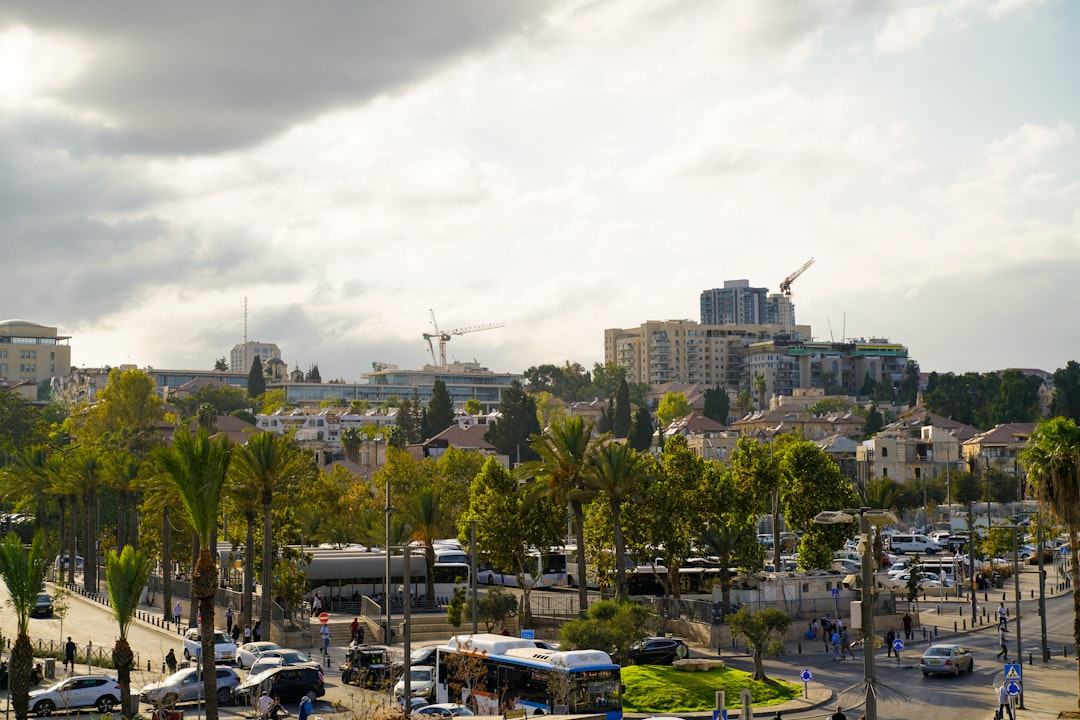 ניצנים אחזקות של מאיר דוידי מקדמת בניין בוטיק בכיכר המדינה – ויצמן 52